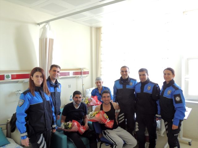 Polislerden tedavileri süren Mehmetçiğe moral ziyareti