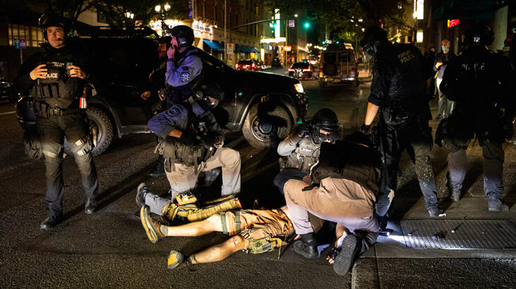 Portland protestolarında yaşanan şiddet, Trump ile Biden'ı karşı karşıya getirdi