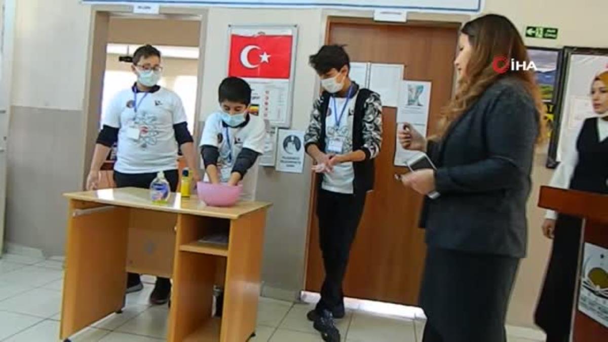 Posof Aşık Sabit Müdami Anadolu İmam Hatip Lisesi'nde bilim fuarı açıldı