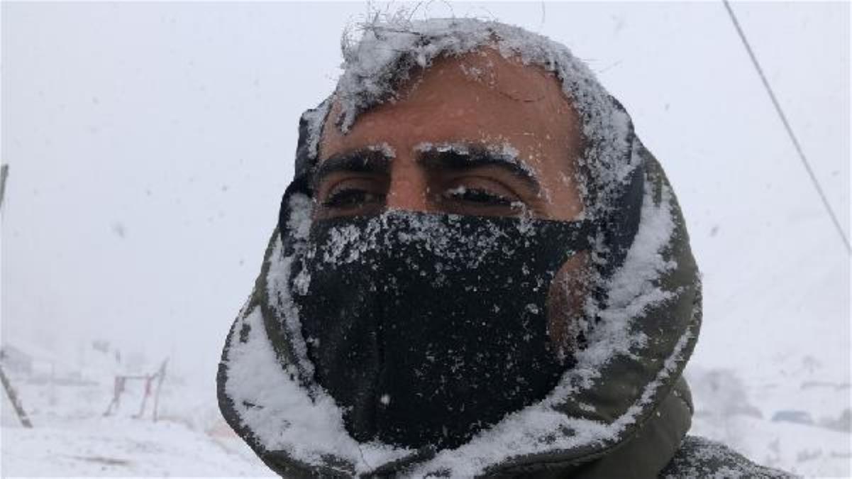 Posof Gürcistan sınırındaki köyde lapa lapa kar yağışı