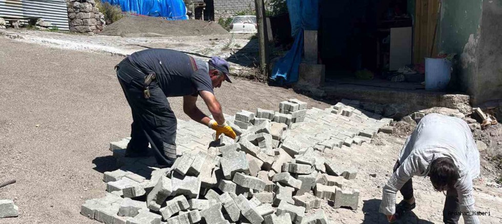 Posof ilçe genelinde yol yapımı, kilit parke taşı yapımı ve yenileme çalışmalarını sürdürüyor