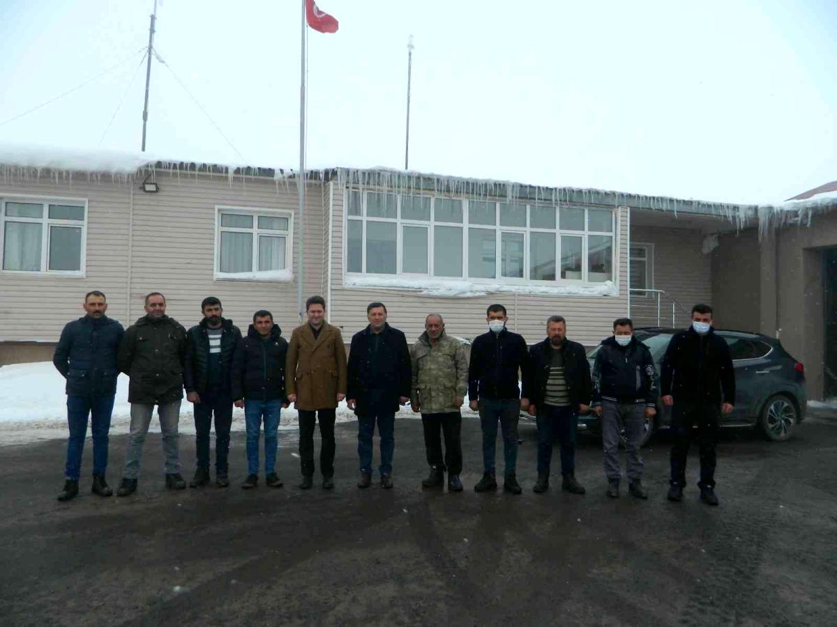 Posof Kaymakamı ve Belediye Başkanı 2 bin 550 rakımlı Ulgar Dağı'nda karla mücadele ekiplerini ziyaret etti