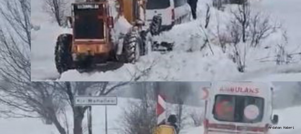 Posof ta ambulans için yol açma çalışması yapan iş makinesi kara saplandı