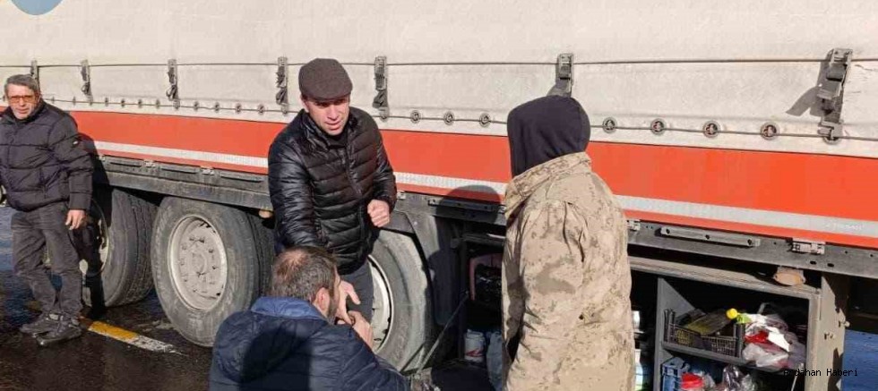 Posof’ta Kar ve Tipiye Karşı Dayanışma: TIR Şoförlerine Sıcak Çorba Desteği