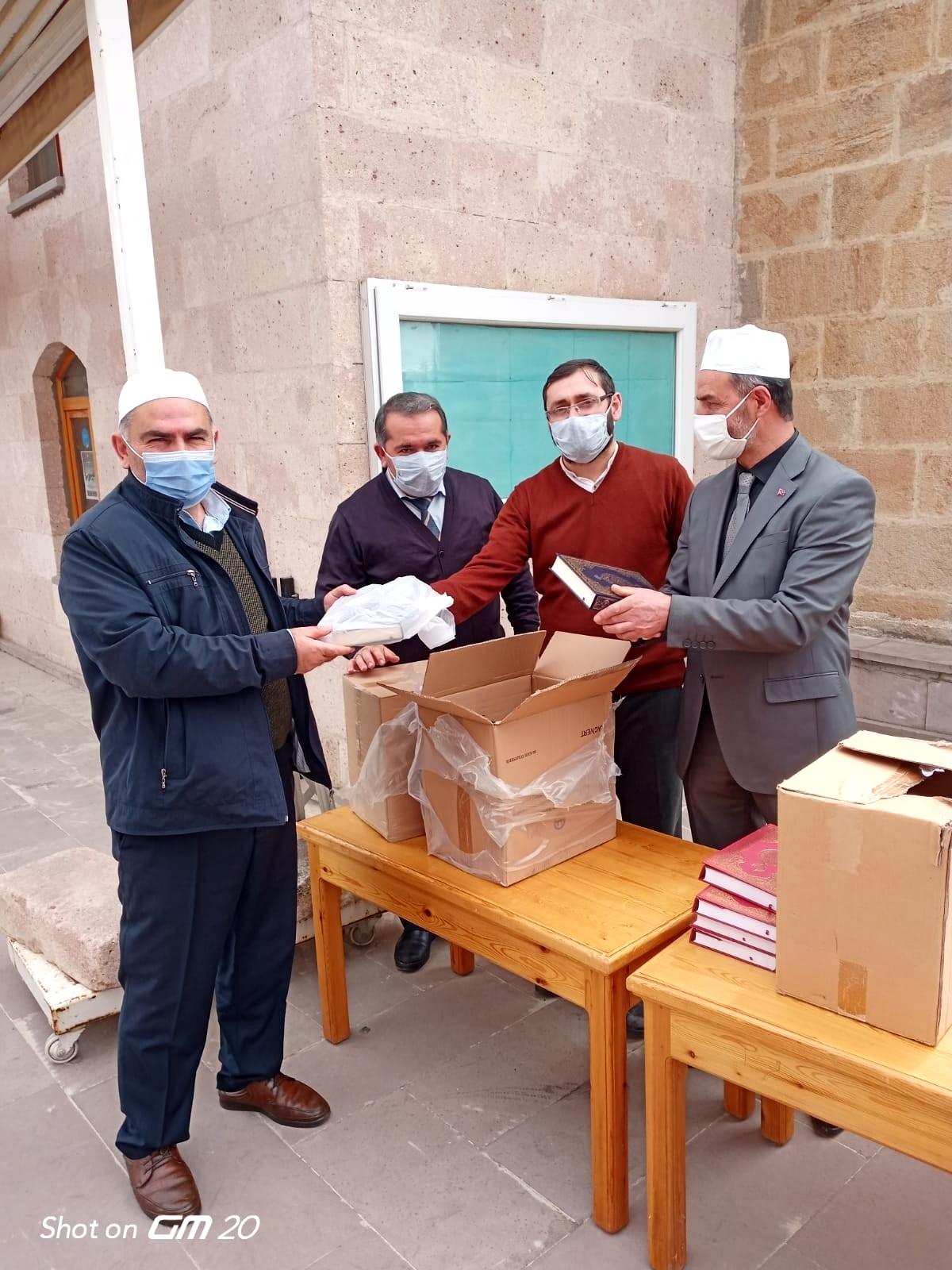 Posof'ta 250 kişiye Kur'an-ı Kerim hediye edildi