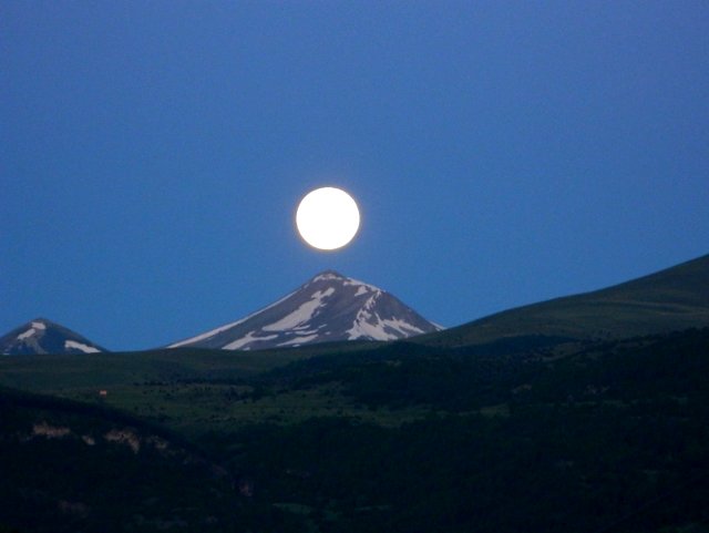 Posof'ta ay ışığında Arsiyan Dağı