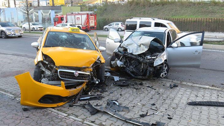 Refüjü aşan otomobil, taksi ile kafa kafaya çarpıştı!