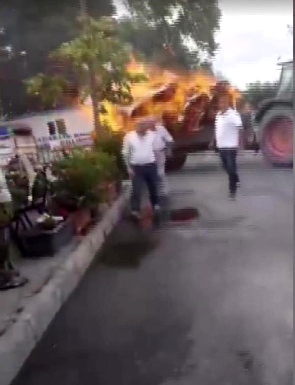 Römorkta alev topuna dönen saman balyalarını ahırdan böyle uzaklaştırdılar