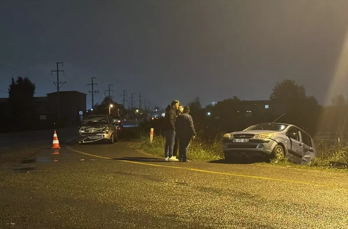 Sakarya Erenler’de İki Otomobil Çarpıştı: 3 Yaralı