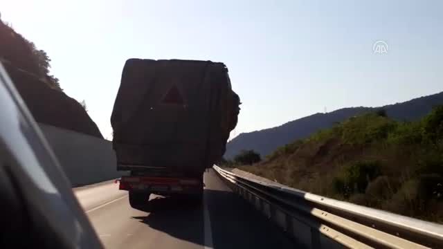 Saman yüklü kamyonun tehlikeli yolculuğu görüntülendi