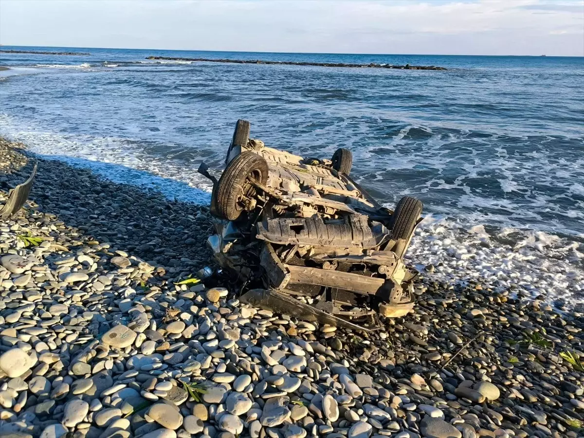 Samsun-Sinop yolunda kaza: Otomobil bariyerleri aşıp deniz kenarına devrildi