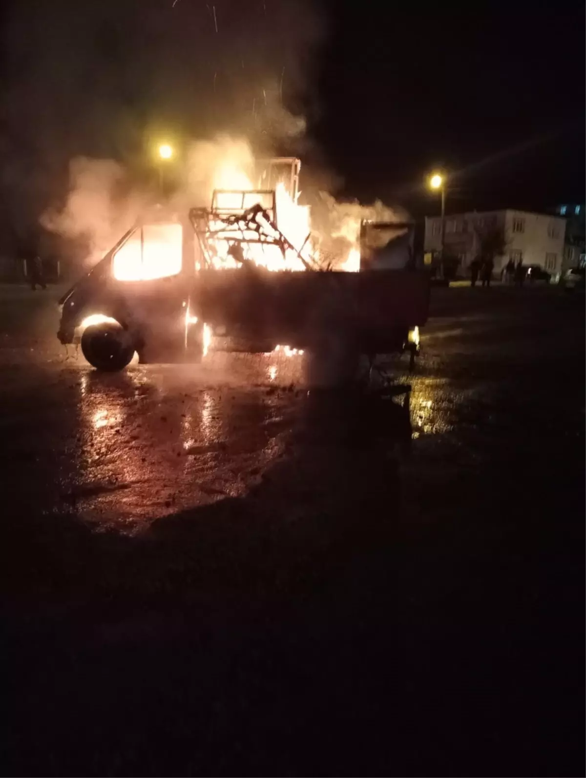 Samsun'da Park Halindeki Otomobil Cayır Cayır Yandı