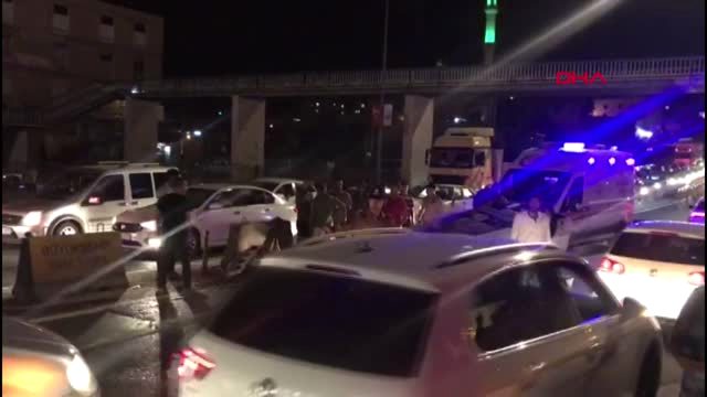 Şanlıurfa'da bariyerlere çarpan otomobildeki 4 kişi yaralandı