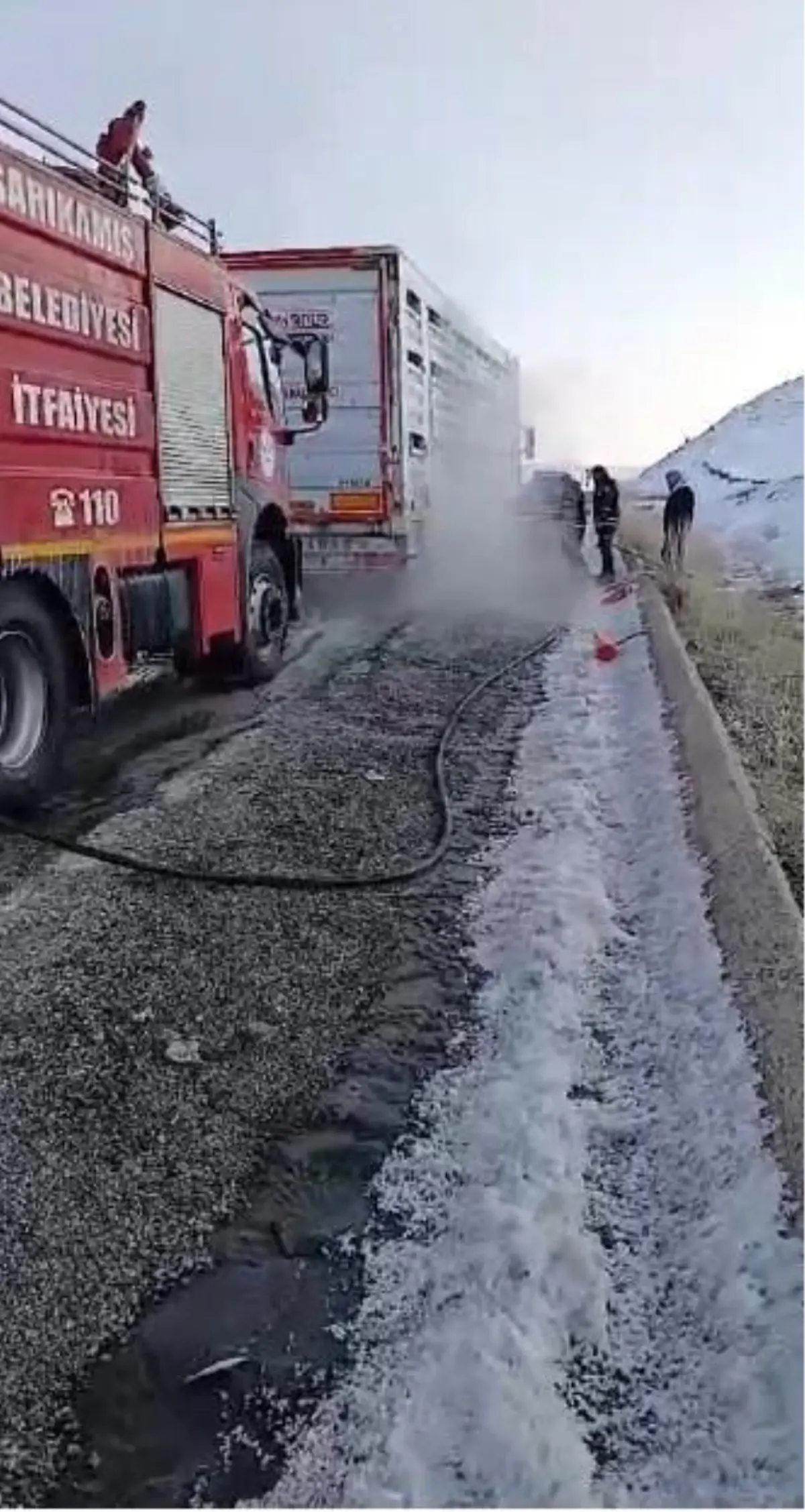 Sarıkamış'ta Tır Lastiği Patladı, Yangın Korkuttu