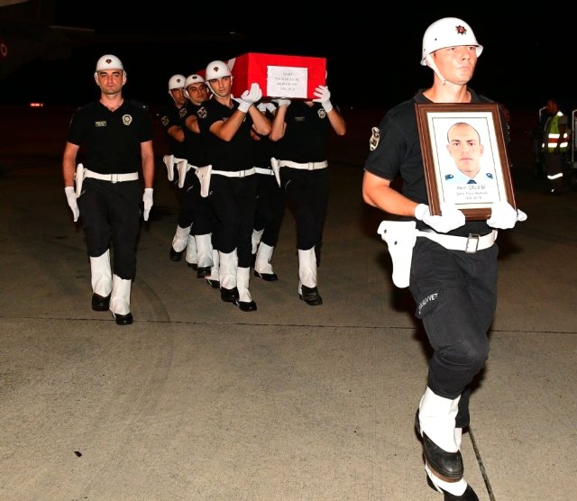 Şehit polis Akın Çelebi'nin naaşı Trabzon'a getirildi