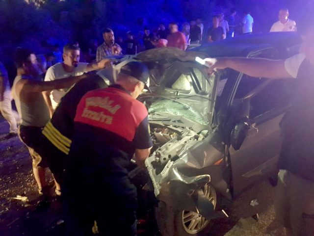 Seydikemer'de iki otomobil kafa kafaya çarpıştı: 9 yaralı