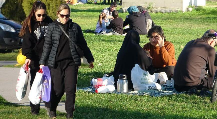 Sıcaklık 18 dereyi buldu! Havayı gören herkes dışarıya akın etti