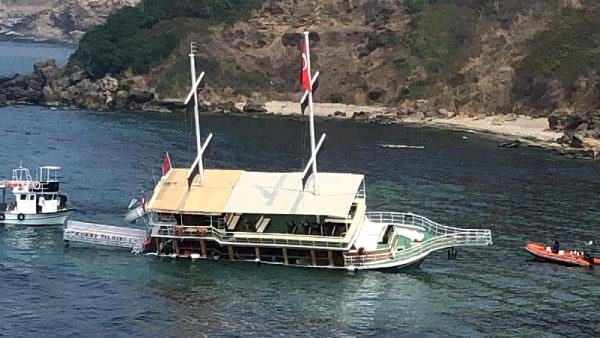 Sinop'ta, gezi teknesi karaya oturdu