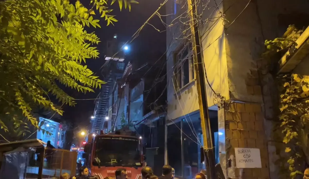 Şişli’de 3 Katlı Binanın Çatısında Yangın: Kısmi Çökme Meydana Geldi