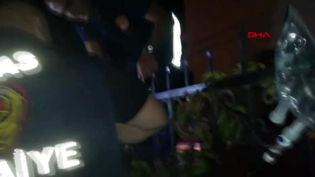 Sivas eline saplanan korkuluk demiriyle hastaneye kaldırıldı