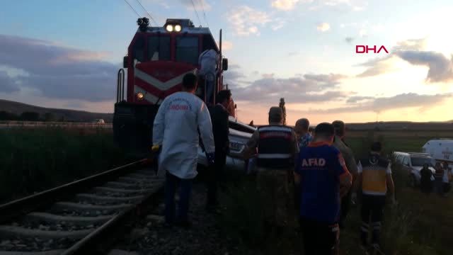 Sivas'ın Şarkışla ilçesinde hemzemin geçitte lokomotif otomobile çarptı 1 ölü 2 yaralı 