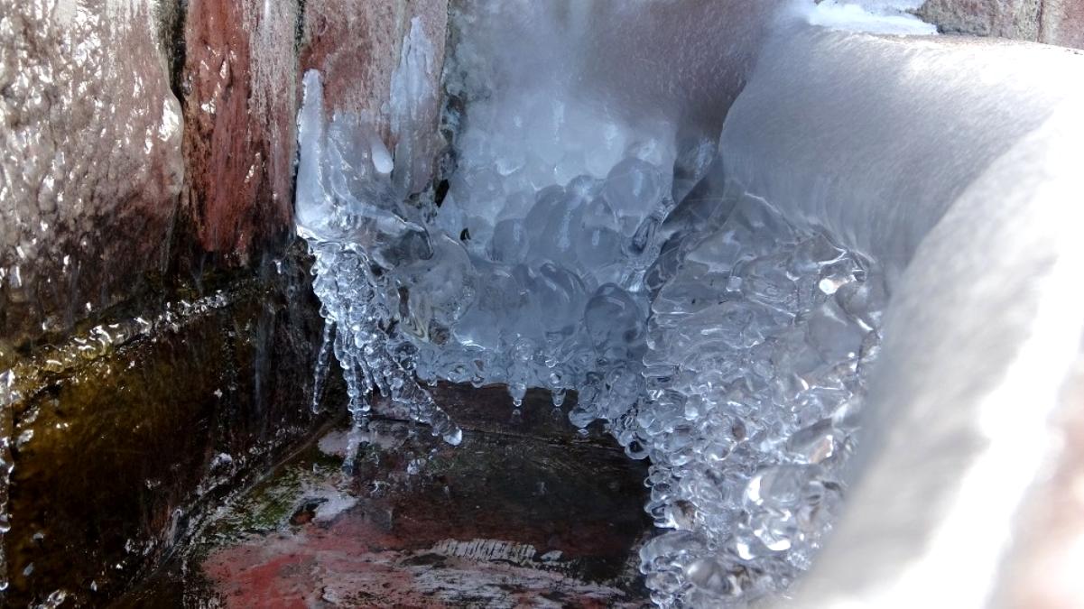 Soğuk hava Ardahan da nehir ve dereleri dondurdu