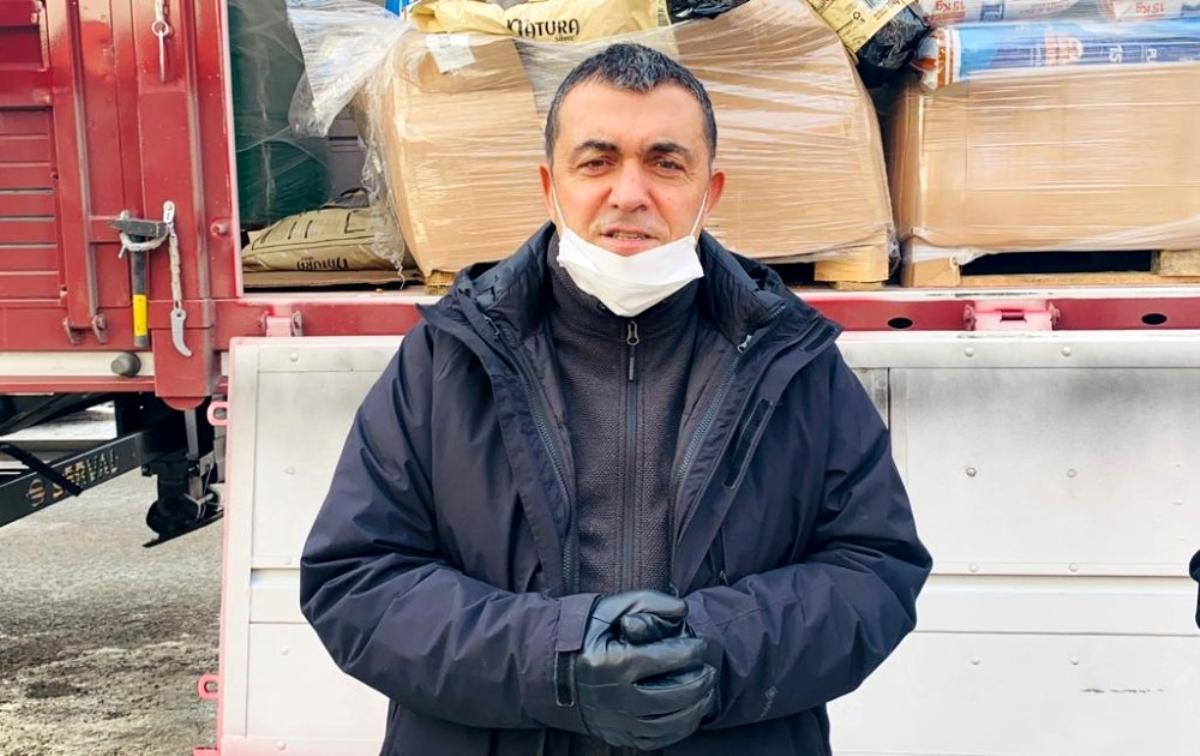 Sokak hayvanlarına mama geldi