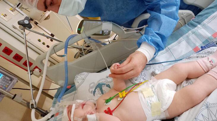 Soluk borusuna mama kaçan SMA'lı Zeynep bebek, yaşam savaşı veriyor