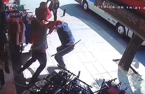 Suriyelilerin kılıç, pala, bıçaklı kavgası kamerada