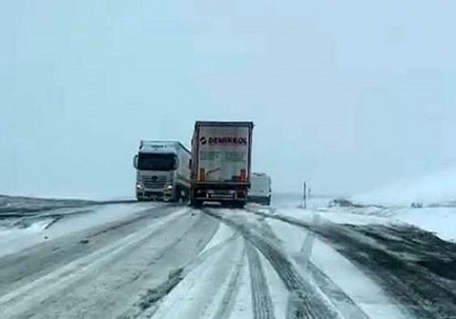 ​2 Bin 550 Rakımda Kış Geri Döndü: Posof Ilgar Dağı Geçidi’nde Tırlar Mahsur Kaldı