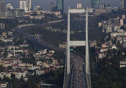 47. İstanbul Maratonu’nda Binlerce Sporcu Kıtalar Arasında Koşuyor