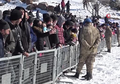  '7'nci Çıldır Gölü Altın At Kristal Buz Festivali' düzenlendi