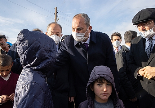 Adalet Bakanı Gül, Erzurum’da depremden etkilenen Topçu Mahallesi'ni ziyaret etti: