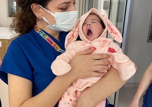 Afgan annesinin hastanede terk ettiği minik Ayçelen’e doktor ve hemşireler sahip çıktı