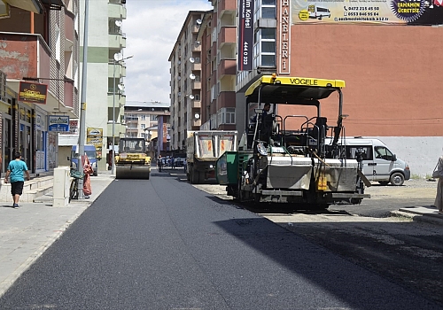 Ağrı Belediyesi ürettiği asfaltla kentin yollarını asfaltlıyor