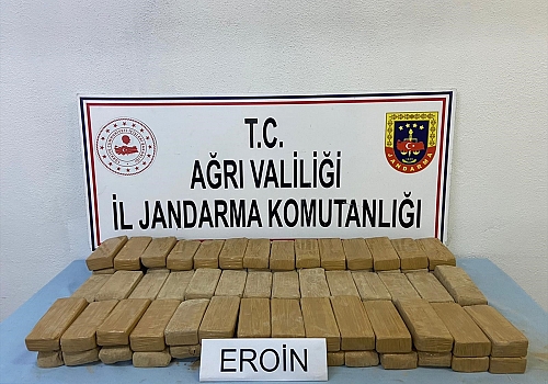 Ağrı'da araziye bırakılan 2 çuvalda 51 kilogram eroin ele geçirildi