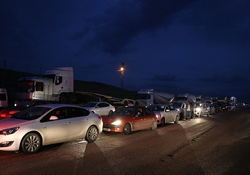 Ağrı'da etkili olan sel Türkiye-İran kara yolunda ulaşımı aksattı