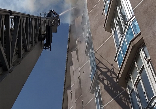 Ağrı'da ev yangınına müdahale eden itfaiye eri dumandan etkilendi