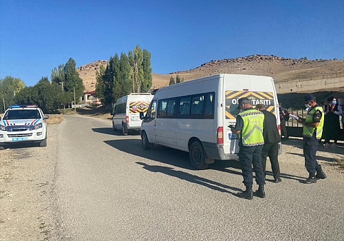 Ağrı'da jandarma ekipleri öğrenci servis araçlarını denetledi