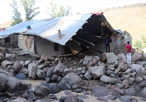 Ağrı'nın Taşlıçay ilçesine bağlı Gözucu köyünde yaşanan selde ev ve ahırlar zarar gördü