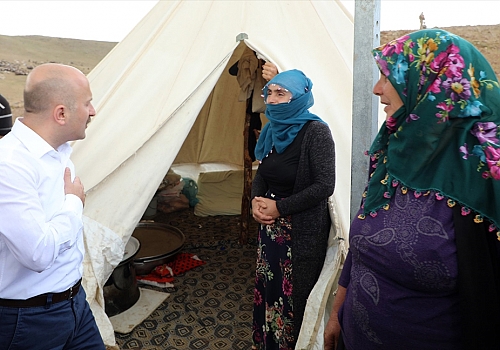 Ağrı Valisi Varol, devlet desteğiyle koyun sahibi olan çiftçileri yaylada ziyaret etti: