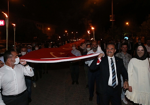 Ahlat'ta 150 metre uzunluğundaki Türk bayrağıyla fener alayı