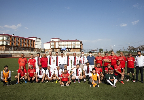 Ahlat'ta 50 yaş üstü futbolseverler yeşil sahada buluştu