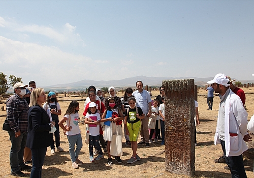 Ahlat'ta öğrenciler Selçuklu mezar taşları üzerindeki desenleri çiziliyor