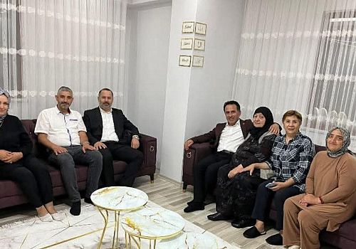 AK Parti Ardahan Heyeti Akın Karataş’ı evinde ziyaret etti.