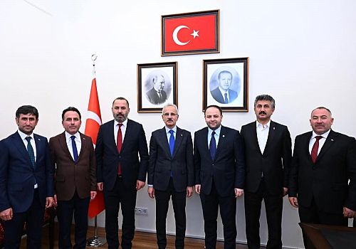 AK Parti Ardahan heyeti, Ulaştırma ve Altyapı Bakanı Abdulkadir Uraloğlu'nu makamında ziyaret etti