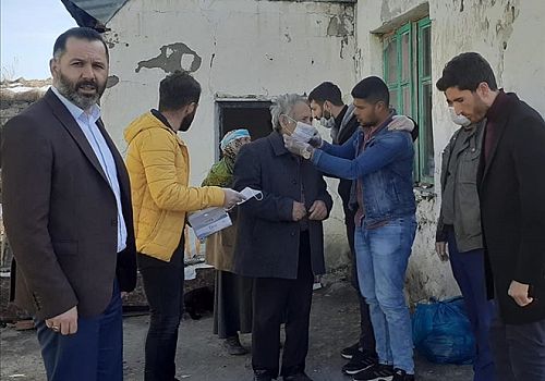 AK Parti Ardahan İl Başkanlığı evlerinden dışarı çıkamayan 65 yaş üstü vatandaşlara yardım eli uzattı
