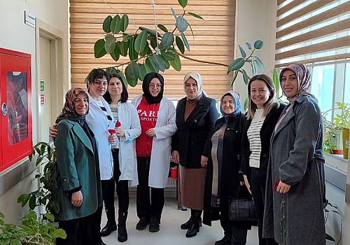 AK Parti Ardahan İl Kadın Kolları, 14 Mart Tıp Bayramı nedeniyle sağlık kuruluşlarını ziyaret etti 