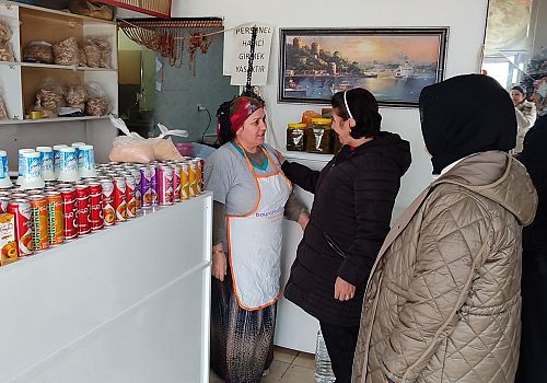 AK Parti Ardahan İl Kadın Kolları kent merkezindeki esnafı ziyaret etti 