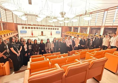 AK Parti Ardahan Milletvekili Kaan Koç, Ardahanlı öğrencileri TBMM’de ağırladı